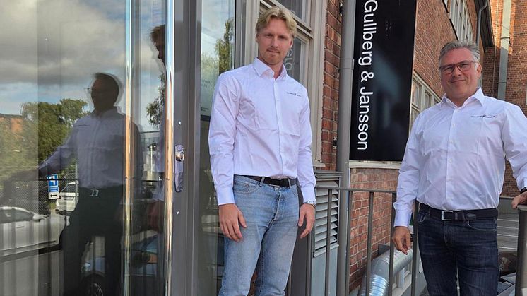 Rickard Måby och Tim Holmström vid entré till Gullberg & Janssons nya showroom i Bromma.