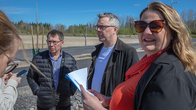 Christer Sundqvist, Johan Söderberg och Marie Bergeås visar upp platsen för ChopChops etablering i Katrineholm, vid Lövåsen. Närmaste granne kommer bli Max hamburgerrestaurang. 