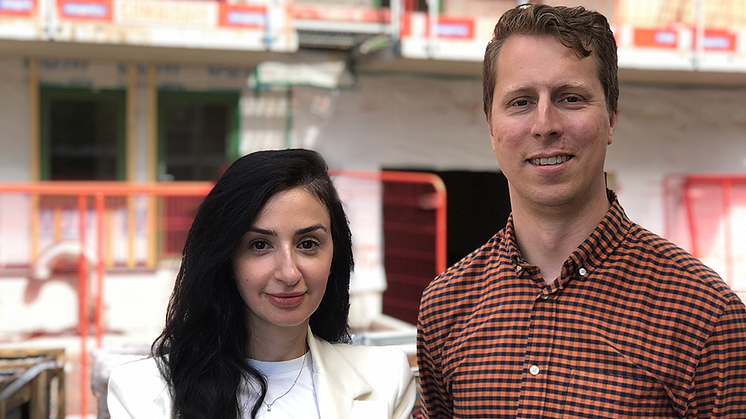 Maria Urün och Petter Nilsson har tagit fram programmet som ska göra boenden för personer i hemlöshet bättre. Foto: Anders Magnusson.