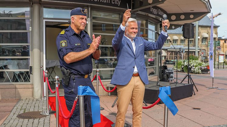 Max Olsson, lokalpolisområdeschef Göteborg city och Jonas Attenius, kommunstyrelsens ordförande Göteborgs Stad, klippte bandet under invigningen av den nya samverkanslokalen på Drottningtorget. Foto: Sandra Larsson.