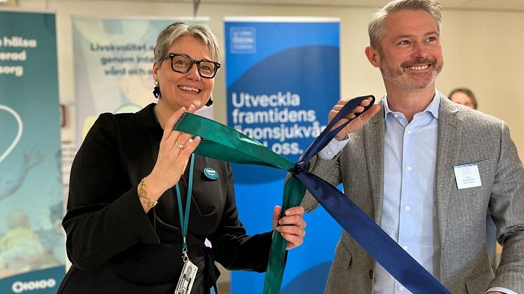 Towa Jexmark, VD för Tiohundra, och Sten Kjellström, sjukhusdirektör vid S:t Eriks Ögonsjukhus, knyter bandet och inviger ögonmottagningen.