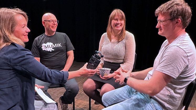 ​Tiohundrapodden om Mumik spelades in på plats på Rimbos kulturscen. Fr v: Karin Persson, kommunikatör, Niklas Schröder, stödassistent på Kulturens dagliga verksamhet, Elina Widnersson, verksamhetsledare för Mumik och Rickard Ljunggren, ​deltagare.