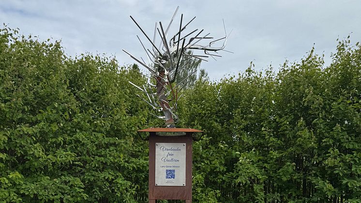 Foto av en skulptur i metall.