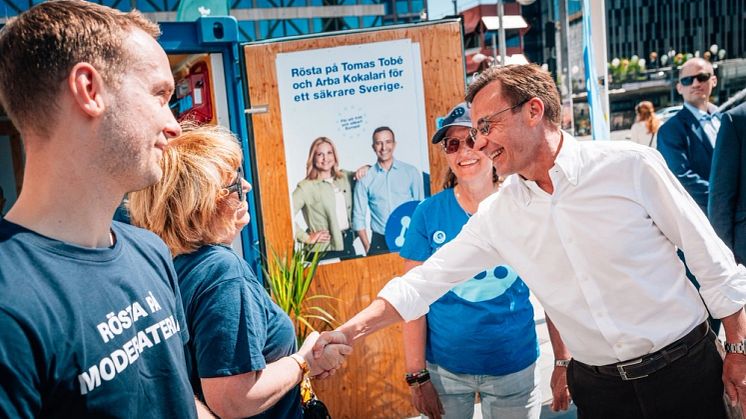 Ulf Kristersson öppnade två valstugor samtidigt