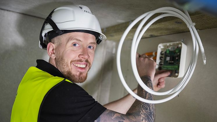 Mattias Gustavsson, Säkerhetsprofilen, kopplar in en dörrnod på det nya vård- och omsorgsboendet i Brickebacken.