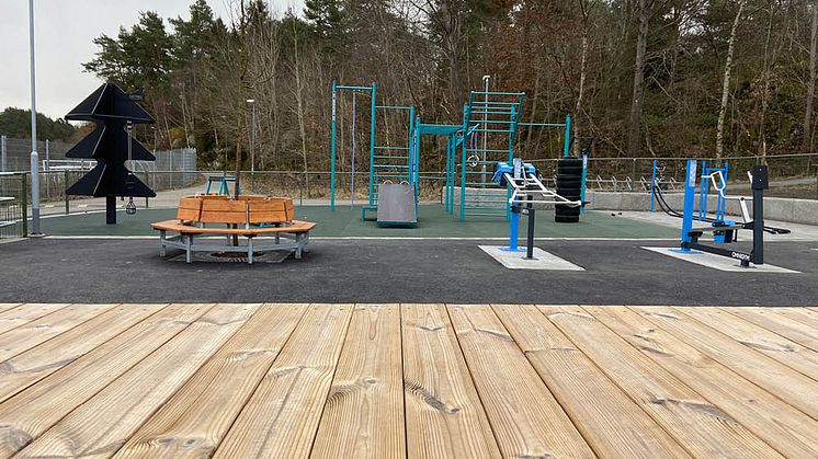 Torslandavallens utegym har ett extra brett utbud av maskiner. Foto: Therese Hivell.