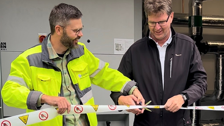 Mårten Nelson, Affärsingenjör hos Jönköping Energi och Michael Alm, Projekledare Jönköpings kommun klipper bandet och inviger nya pelletspannan i Bottnaryd. 