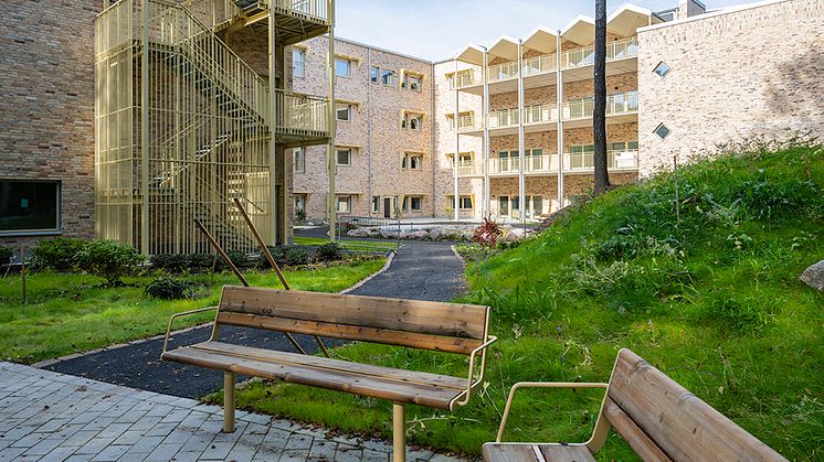 En rogivande och trygg utemiljö är viktigt när framtidens vård- och omsorgsboenden byggs. Bilden är från Borås Stads nya vård- och omsorgsboende Kristinegränd 7, där inflyttningen börjar i mitten av januari. Foto: Jan Kansanen