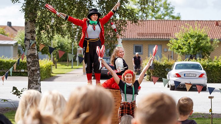 Tre cirkusartister uppträder för en grupp barn