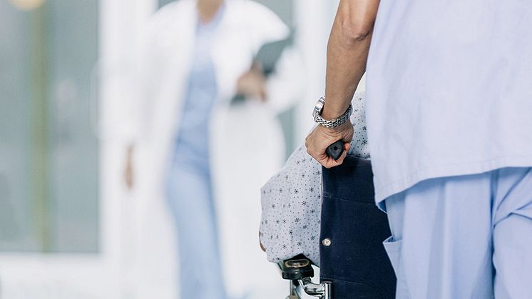 Genrebild. foto: Shopify Partners at Burst, https://www.shopify.com/stock-photos/photos/doctor-approaches-patient