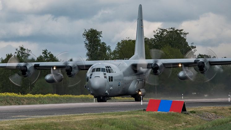 TP 84 Hercules landar på en vägsträcka under Luftförsvarsövning 2022. Foto: Per Forsberg/Försvarsmakten
