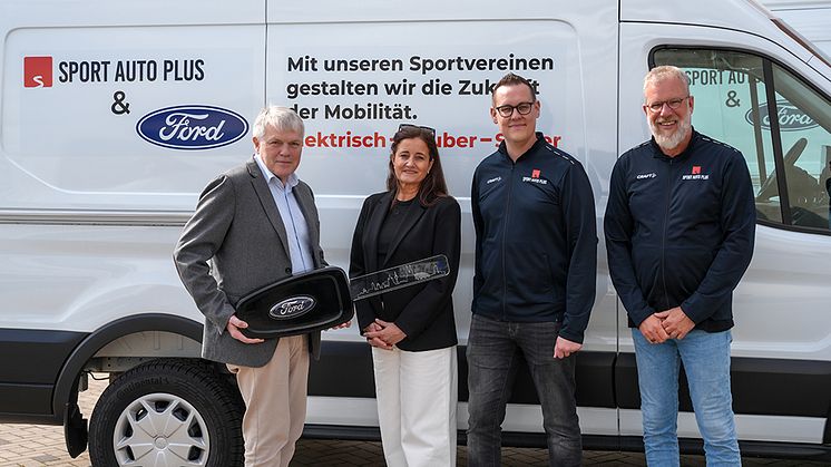 Markus Jung (Ford – Repräsentant Flottengewerbe ), Claudia Vogt (Direktorin Ford Pro), Pierre Augst und Ralph Wershoven (beide Geschäftsführer Sport Auto Plus) bei der Fahrzeugübergabe
