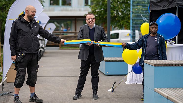 Jimmy Blomqvist Larsson (S), styrelseordförande Signalisten, inviger den upprustade gården i Hagalund. Fotograf: Tobias Ohls.