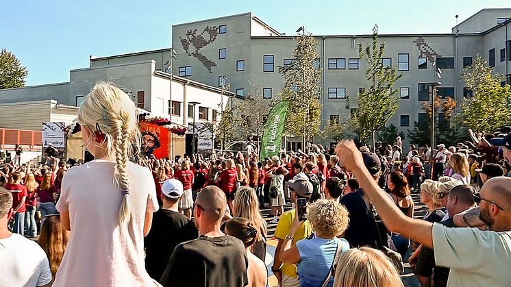 Vid invigningen närvarade elever, lärare, vårdnadshavare, politiker och projektansvariga. Däribland Åsa Hedenberg, tillförordnad vd för Huddinge Samhällsfastigheter och Eeva Laine (S), ordförande för kultur- och fritidsnämnden i Huddinge kommun.