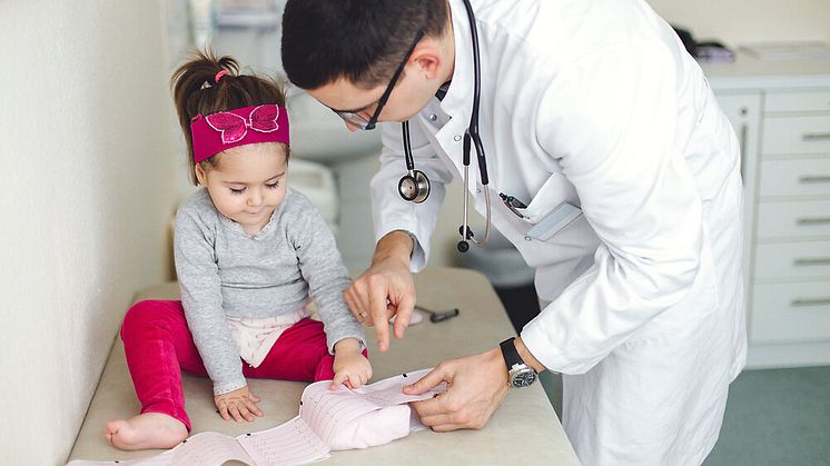 Angeborene Herzfehler gehören zu den häufigsten Organfehlbildungen bei Neugeborenen. Jedes Jahr werden in Deutschland rund 8.700 Kinder mit einem Herzfehler geboren (Foto: iStock/FluxFactory)