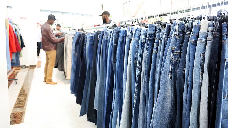 Butik som säljer mitumba – återbrukade kläder – i Nairobi, Kenya. Foto: Mathias Gustavsson/IVL