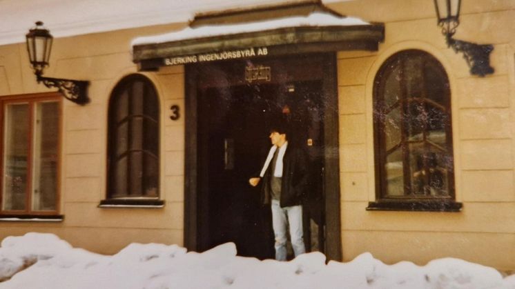 Anders Wärefors vid Bjerkings dåvarande entré på Trädgårdsgatan 3 i Uppsala