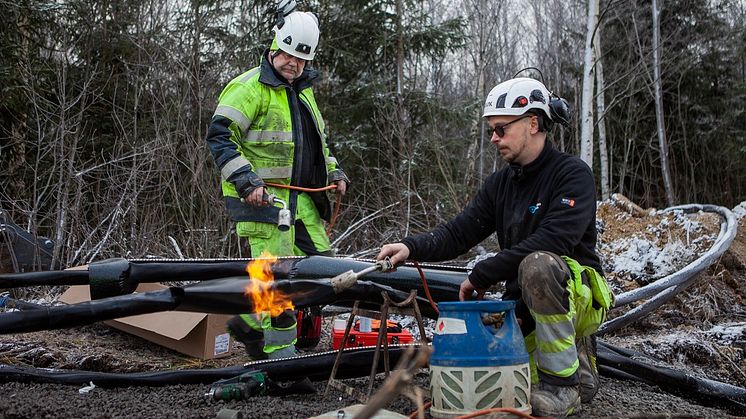 Värmning av yttermanteln utförs av Bo Örjestam och Robin Jernberg, Tekniska verken.