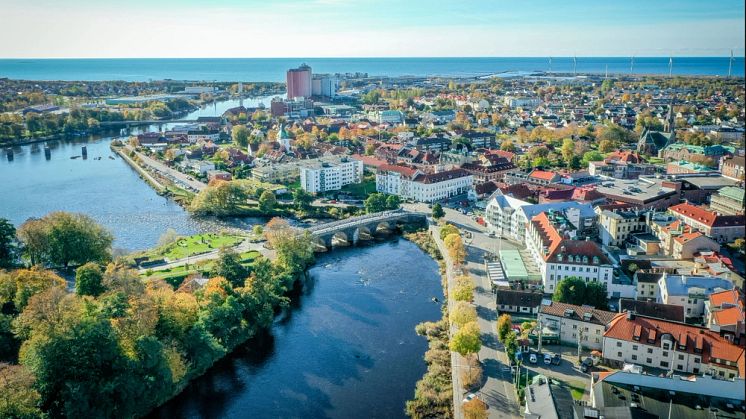 Regeringen har meddelat att Falkenberg kompenseras med 16 miljoner på grund av nekat elstöd. Bild: Destination Falkenberg Ab. 