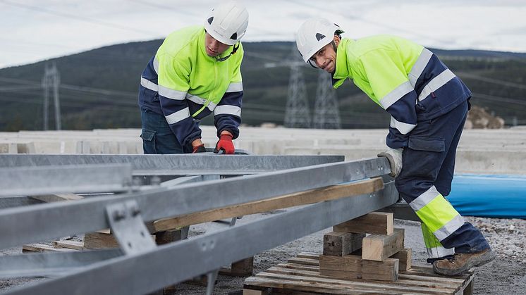 Förmontering av ledningsstolpe vid byggnationen av ett nytt 400 kV-ställverk i Ligga utanför Jokkmokks kommun.