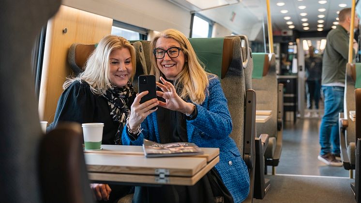 Två vänner i bistron på SJs upprustade X 2000.