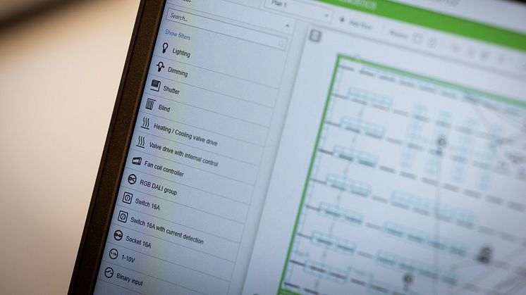 Den största fördelen med KNX är att det är en internationell standard och ett öppet system där man kan välja produkter från många olika tillverkare.