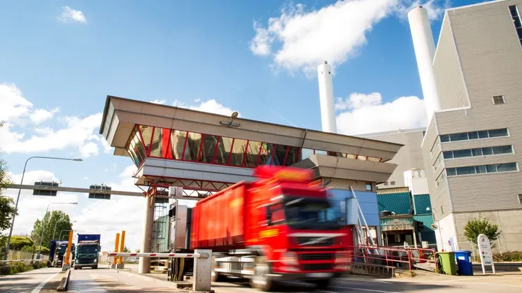 Lastbil kör in vid stationen för invägning på Spillepeng i Malmö. 