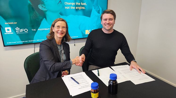 Joachim Bachmann Nielsen and Karin Forsberg signing the MoU
