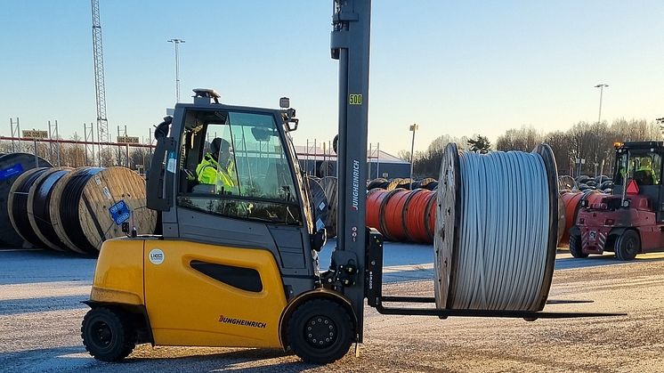 På Elektroskandia har man bytt ut dieseltruckarna på utegården till eltruckar.