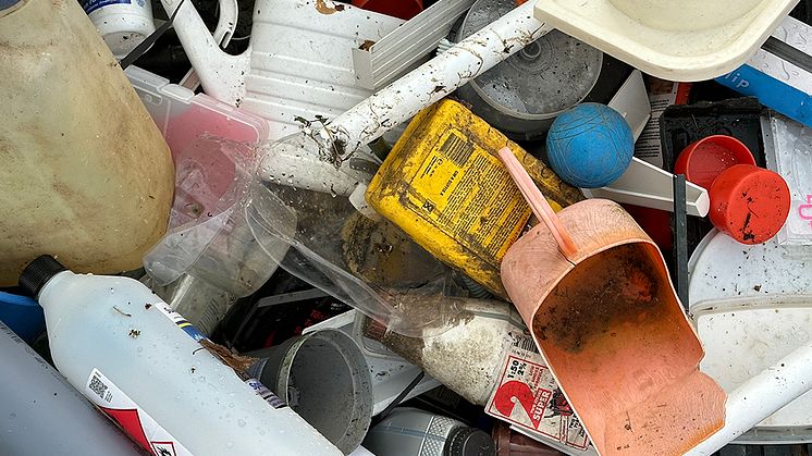 Avfall i forma av hårdplast.