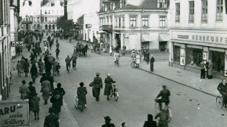 Danska flyktingar på väg till Rådhuset i Landskrona. Bilden är från 1943 då danska judar flydde över Öresund till Skåne. Foto: Landskrona museum