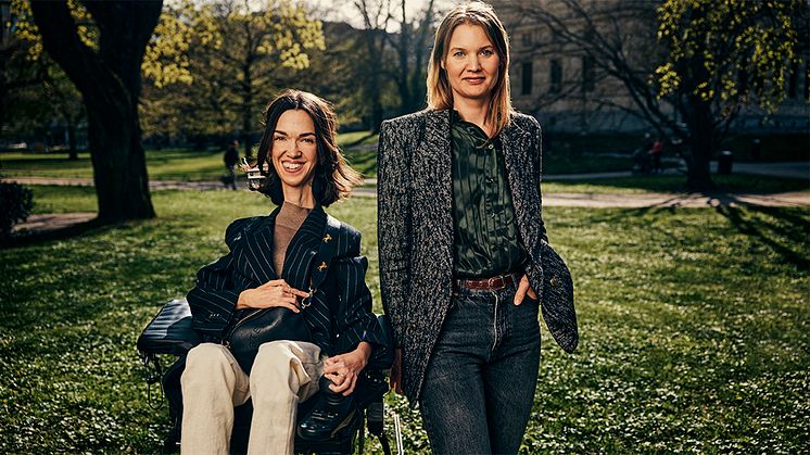 Emma Frans och Pernilla Becker guidar lyssnarna igenom komplexa frågor om tillgång till vård och ett samhällskontrakt i gungning. Foto: Albin Händig