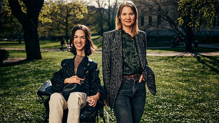 Emma Frans och Pernilla Becker guidar lyssnarna igenom komplexa frågor om tillgång till vård och ett samhällskontrakt i gungning. Foto: Albin Händig