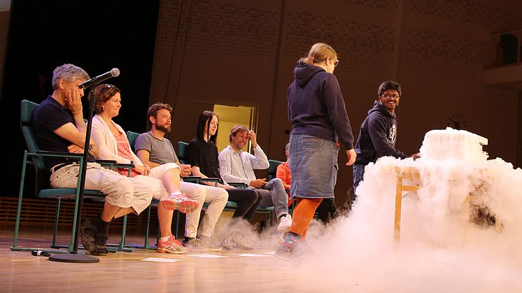 FysikShow visar upp experiment under Levande frågelådan i Aula Magna. Foto: Isabell Stensson/Stockholms universitet