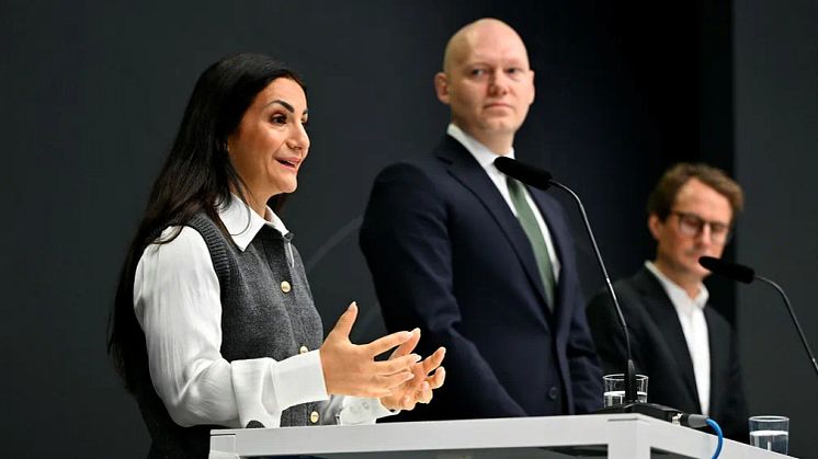 Presskonferens om ny hyresmodell med kulturminister Parisa Liljestrand, finansmarknadsminister Niklas Wykman och utredare Albin Kainelainen. Foto: Anders Wiklund/TT