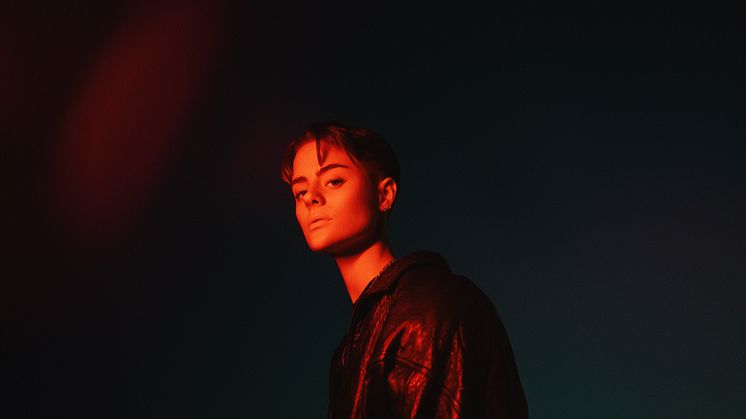 Eden Alm släpper singeln “Hålla oss till saken” från kommande EP