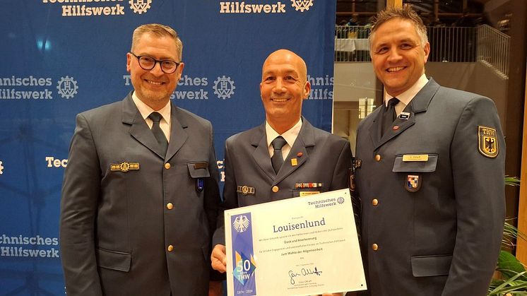 Gratulation zum Jubiläum: Gildenleiter Wolfgang Tirs (Mi.) nimmt die Glückwünsche von Dierk Hansen (li.) und Sören Ollhoff entgegen.