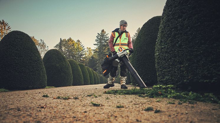 Den batteridrevne STIHL SHA 140 har sterkere sugekraft enn bensinmotpartene.