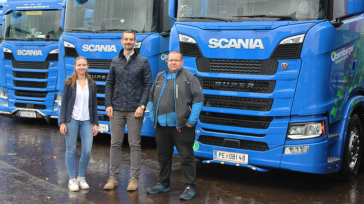 Tatjana Obernberger, Anton Freudensprung (Country Manager Austria bei Scania Financial Services) und Christoph Obernberger