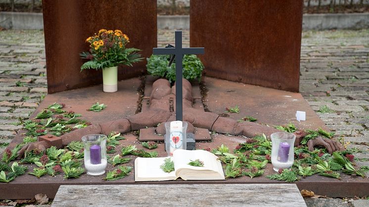 Am Mahnmal vor der Hephata-Kirche findet am Buß- und Bettag eine Gedenkveranstaltung statt. 