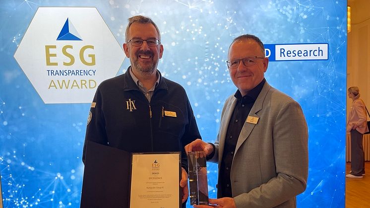 Tudor Morgan (Vice President Sustainability und Industry Relations bei HX) nimmt den ESG Award entgegen