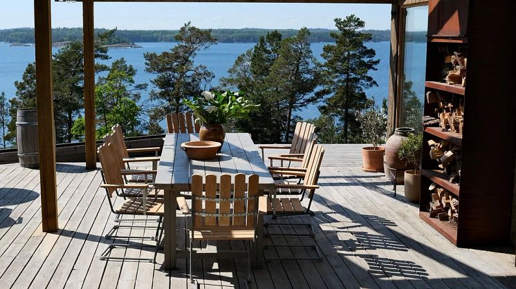 På den rymliga terrassen njuter man av utomhuslivet i nära anslutning till köket. Solen skiner över altanen hela dagen, och man kan se hur den färgar himlen rosa innan den går ner i havet utanför.