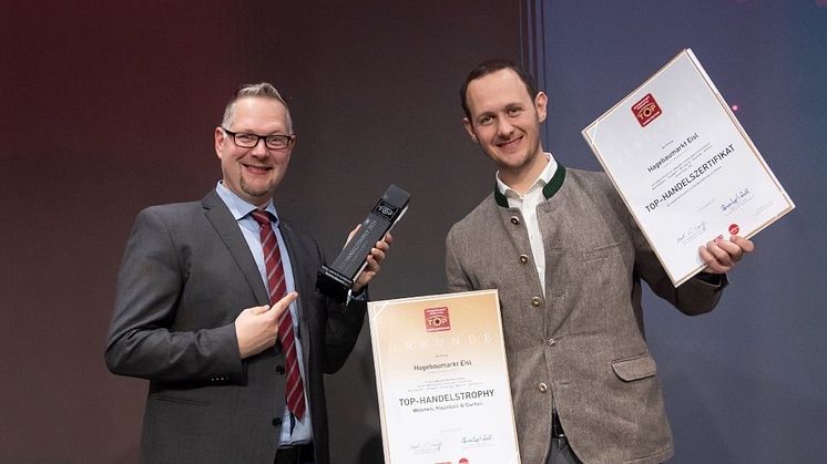 Marktleiter Hansjörg Mittendorfer und Geschäftsführer Johann Eisl jun. bei der Preisverleihung