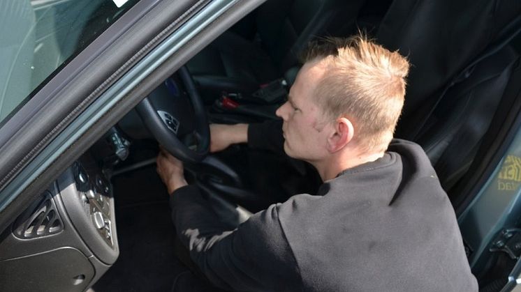 Bilteknikern kopplar upp sig i bilen. Foto: Bo Ericsson