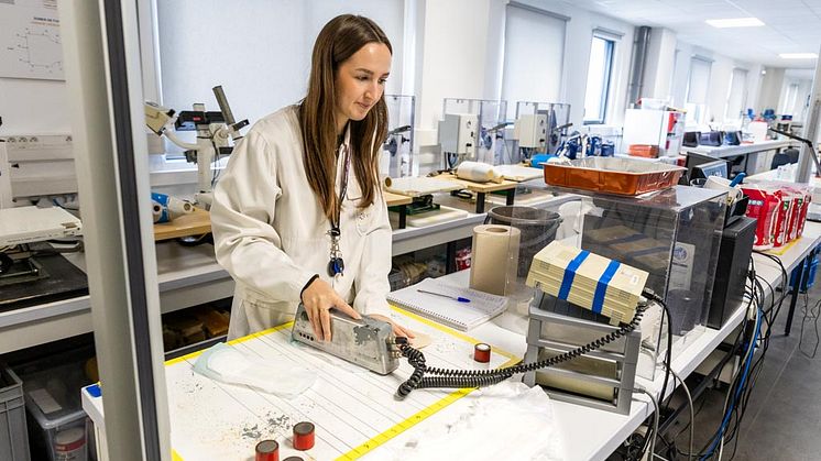 Laboratoriet kontrollerar hur väl vätskan kapslas in och om någon fukt finns kvar på ytskiktet.