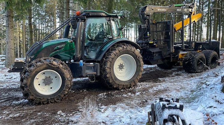En traktor med huggarvagn blev månadens mest besökta auktion på blinto.se under november 2024. 