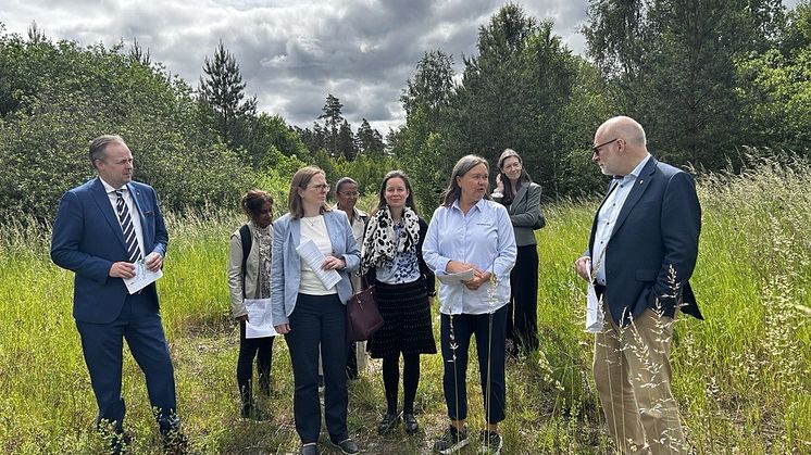 Landshövding Stefan Attefall har besökt TB-Gruppens utvecklingsområde Myrberget i södra Alsike, Knivsta. 