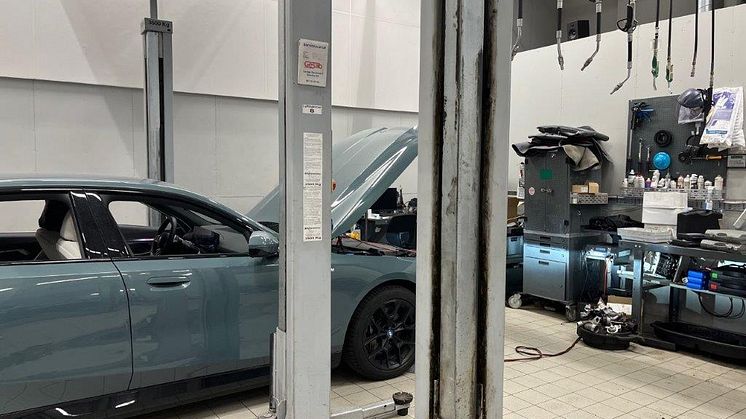 En service är fackmässigt utförd så länge som verkstaden följer anvisningarna som är framtagna av fordonstillverkaren och servicen utförs på ett fackmässigt sätt. Foto: Fordonsjuristen.