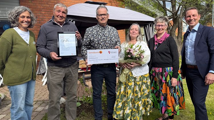 Vinnare av Årets medlemsförening 2025 - Brf Östersundshus 25 från vänster: Åsa Bäckman ledamot, Rune Jansson, Håkan Dillner, Karin Knobloch, Kerstin Schöblom från föreningen samt Christian Bengtzelius föreningschef på Riksbyggen