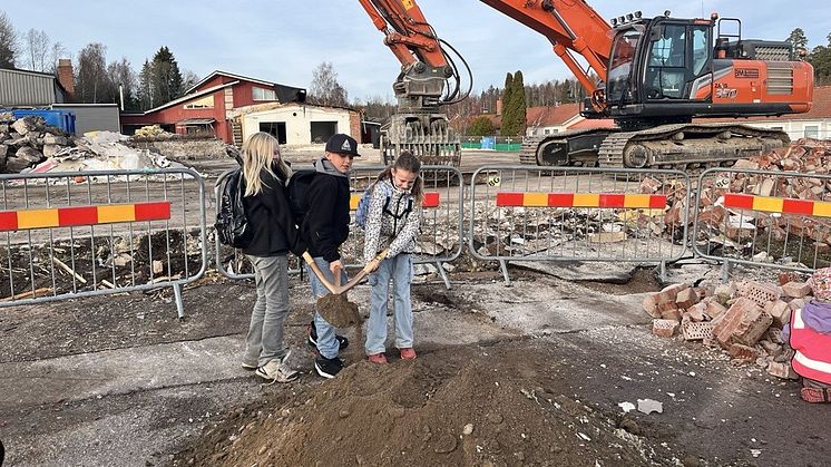 Elsa, Emil och Hedda från Vallargärdets skola var på plats och tog ett första spadtag för skola, förskola och idrottshall som ska stå klara om 1,5 år.